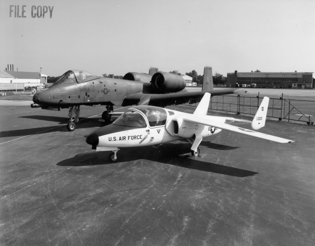 Fairchild T-46 Eaglet à côté d'un A-10