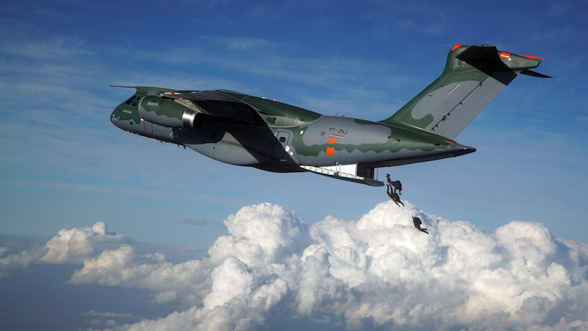 Embraer KC-390 - Prototype larguant des parachutistes