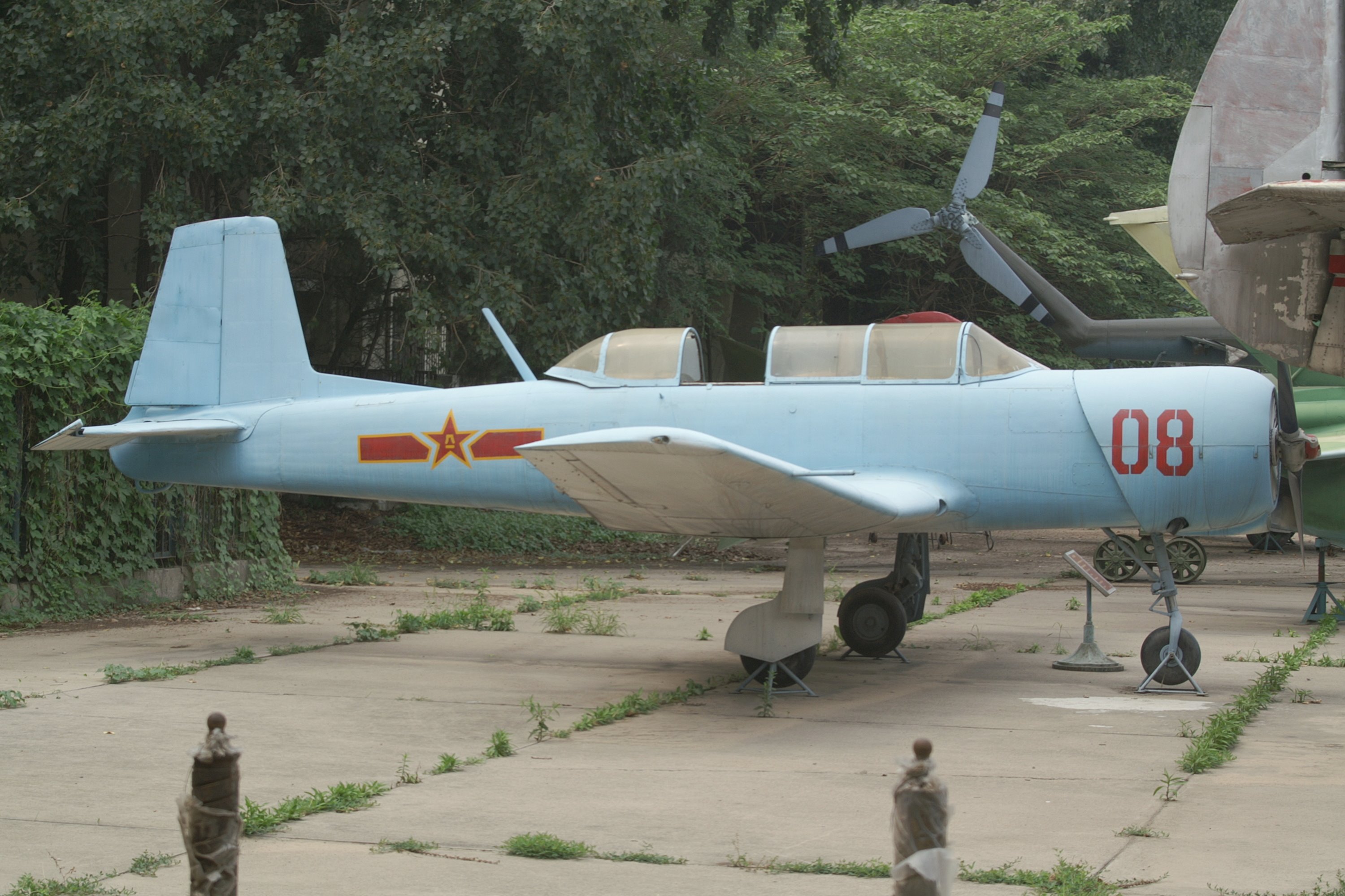 Nanchang CJ-6 chinois exposé vu de côté