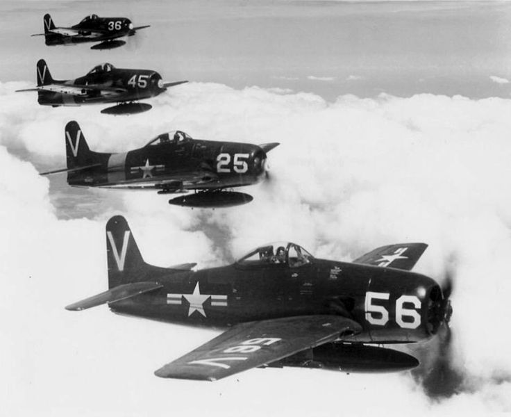 Grumman F8F Bearcat (F8F-1) de l'US Navy en formation