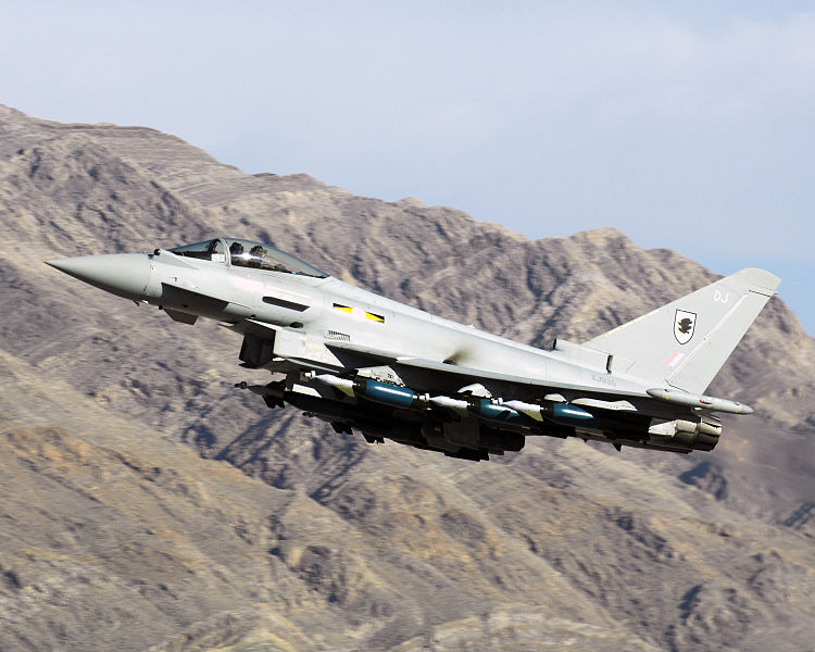 Eurofighter EF-2000 Typhoon de la RAF armé de bombes