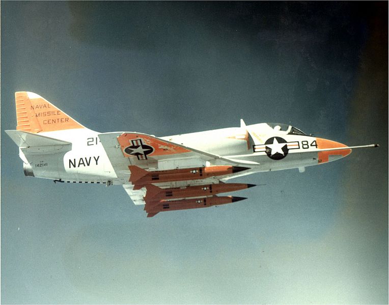 Beech AQM-37A Jayhawk sous un A-4B