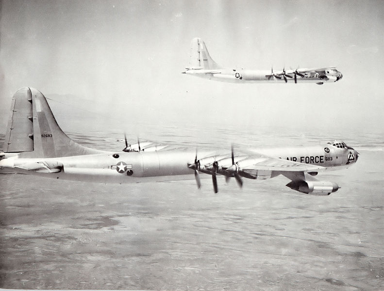Convair B-36F Peacemaker de l'USAF en formation
