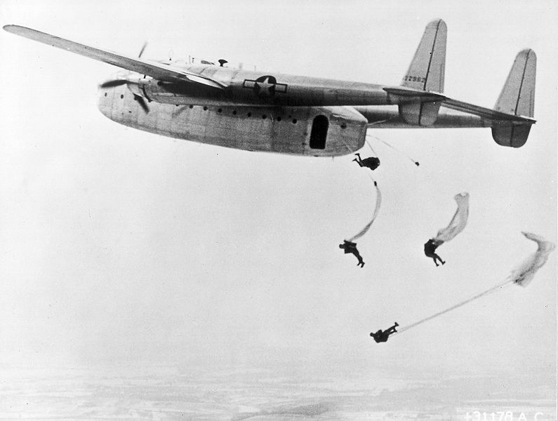 Fairchild C-82 Packet de l'USAF larguant des parachutistes