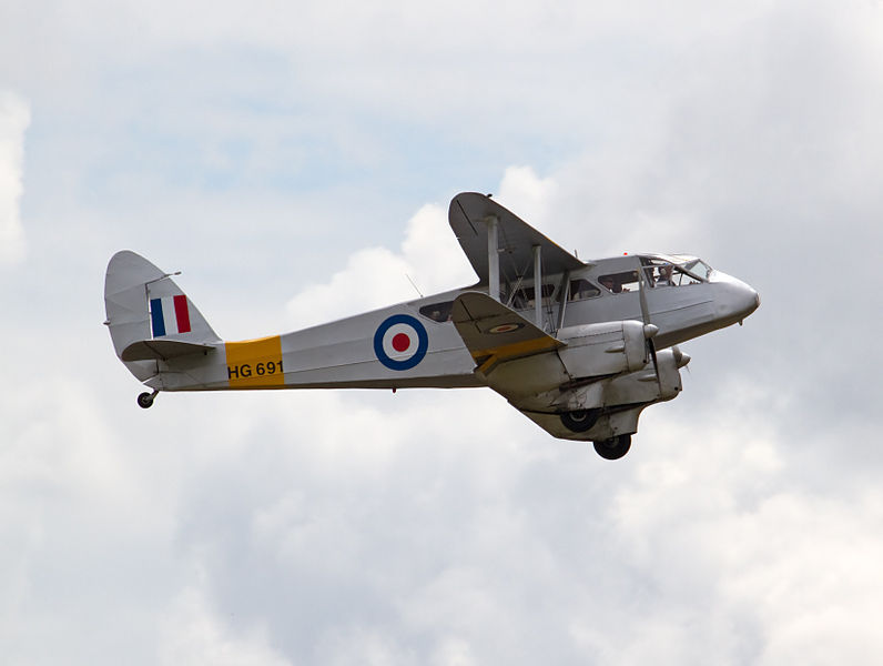 De Havilland DH-89 Dragon Rapide aux couleurs de la RAF en vol