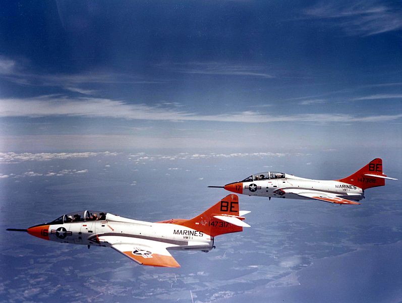 Grumman F-9 Cougar (F9F-8T) de l'USMC en formation