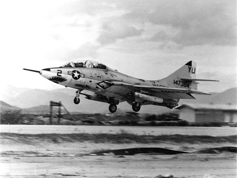 Grumman F-9 Cougar (F9F-8T) de l'USMC au décollage