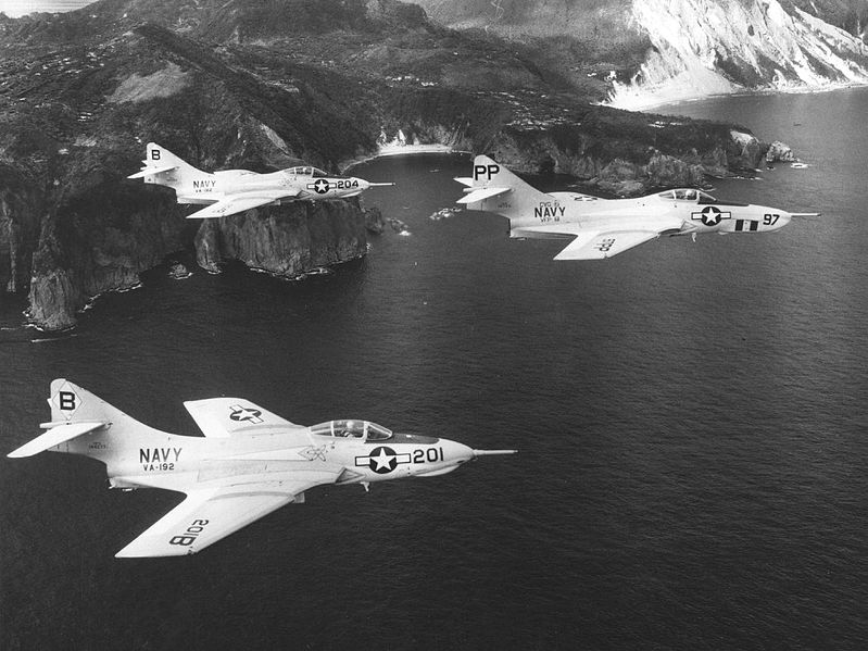 Grumman F-9 Cougar (F9F-8B) de l'US Navy en vol