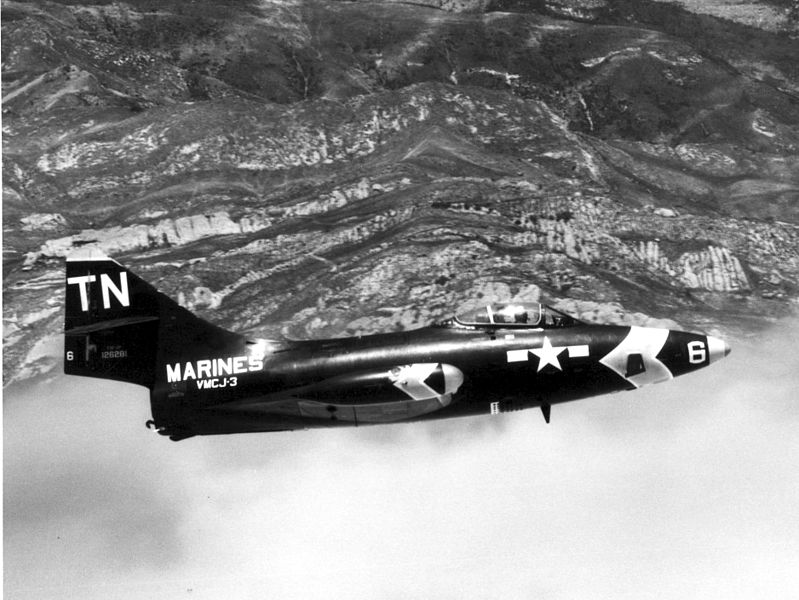 Grumman F9F Panther (F9F-5P) de l'USMC en vol