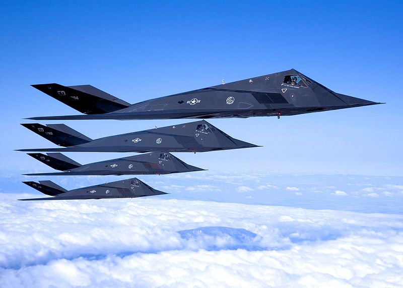 Lockheed F-117A Night Hawk de l'USAF en formation