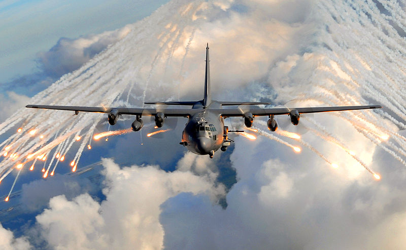 Lockheed AC-130U Spooky II de l'USAF larguant des leurres