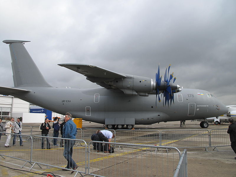 Antonov An-70 gris au sol en 2013