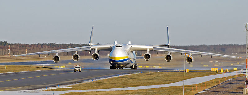 Antonov An-225 Cossack au sol, vu de front