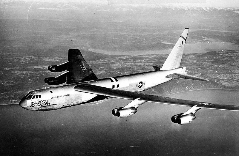 Boeing B-52A Stratofortress de l'USAF en vol