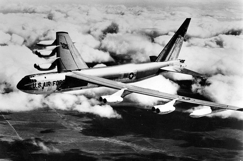 Boeing B-52C Stratofortress de l'USAF en vol