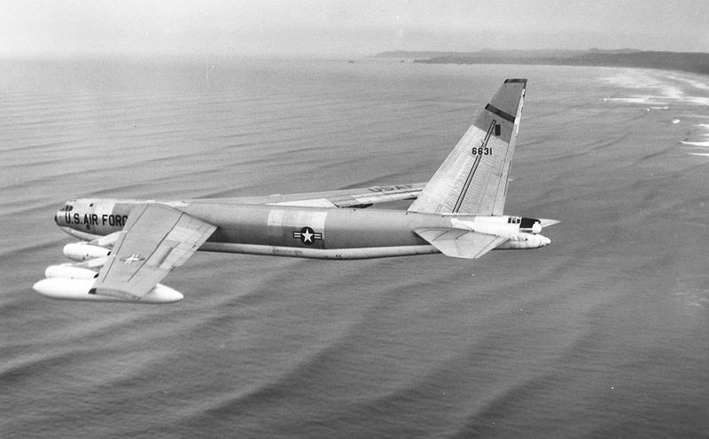 Boeing B-52E Stratofortress de l'USAF en vol