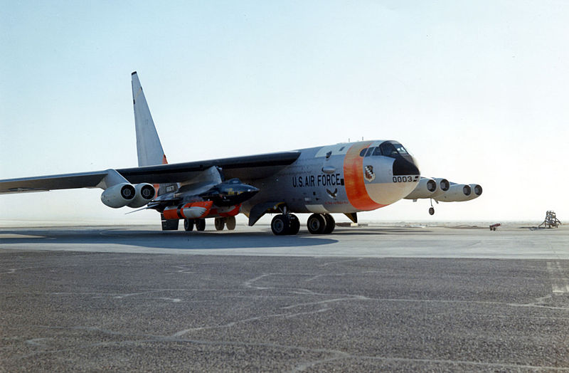 Boeing B-52 Stratofortress (NB-52A) de l'USAF au sol avec un X-15