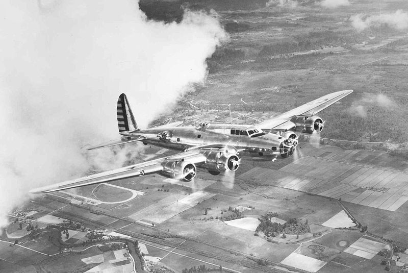 Boeing B-17 Flying Fortress (YB-17) en vol