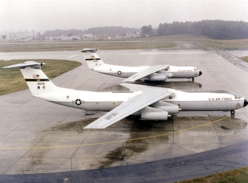Lockheed C-141B Starlifter devant un C-141A