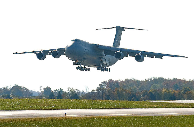 Lockheed C-5M Super Galaxy de l'USAF à l'atterrissage