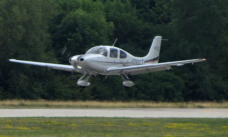 Cirrus SR20 civil à l'atterrissage