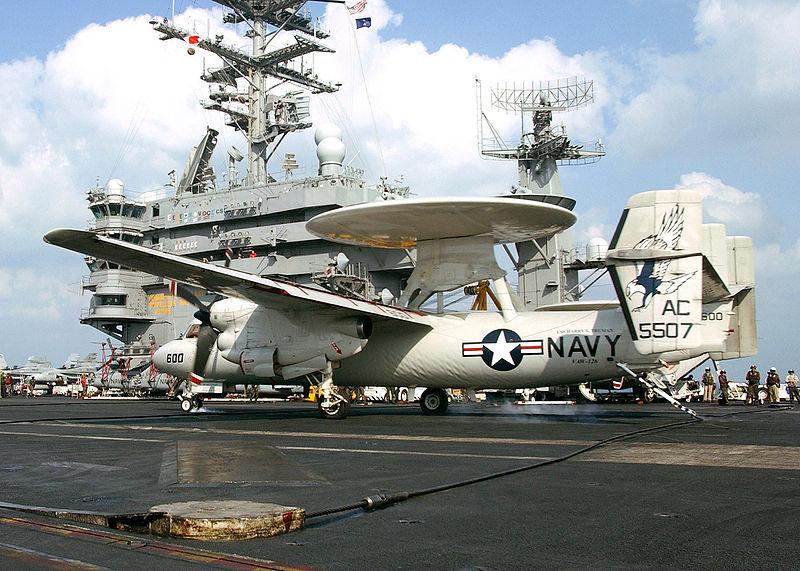 Grumman E-2C Hawkeye de l'US Navy sur le pont