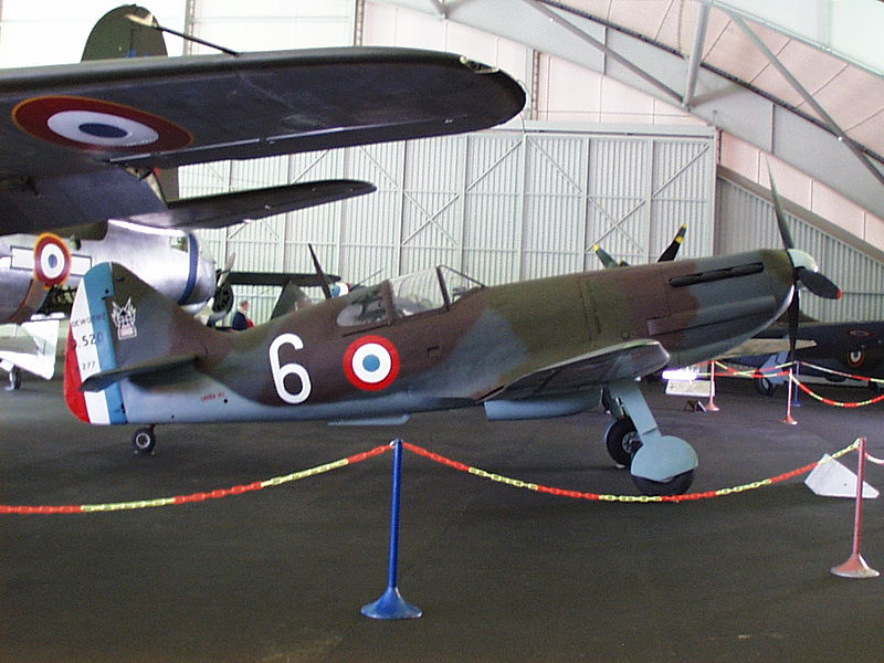 Dewoitine D.520 français au sol