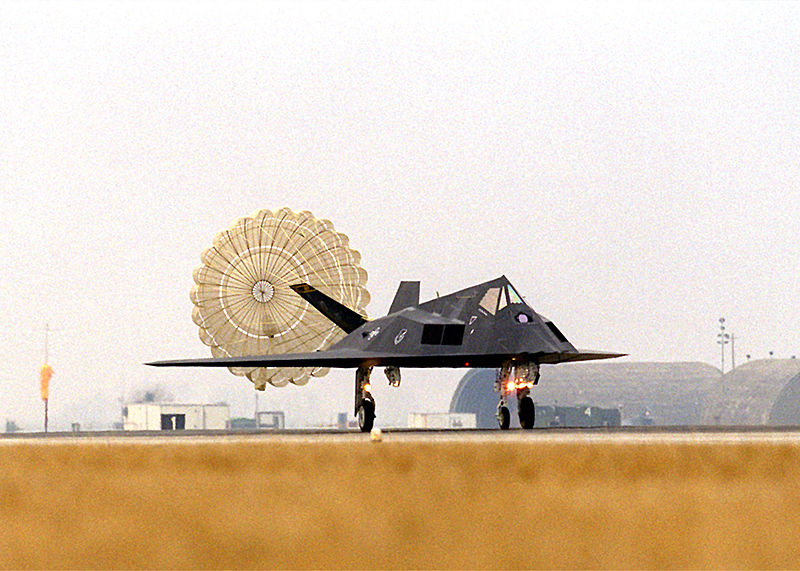 Lockheed F-117A Night Hawk à l'atterrissage