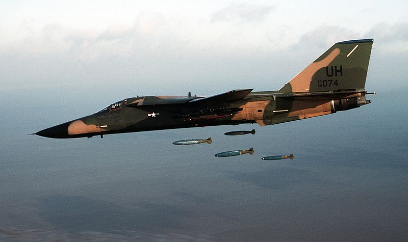 General Dynamics F-111E Aardvark de l'USAF en bombardement