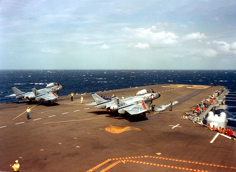 Vought F7U Cutlass (F7U-3M) de l'US Navy prêts à être catapultés