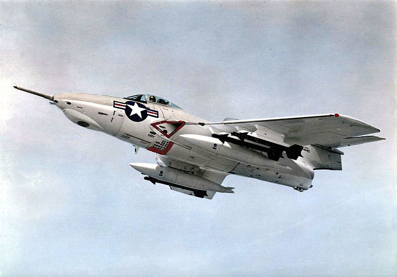 Grumman F-9 Cougar (F9F-8) de l'US Navy en vol