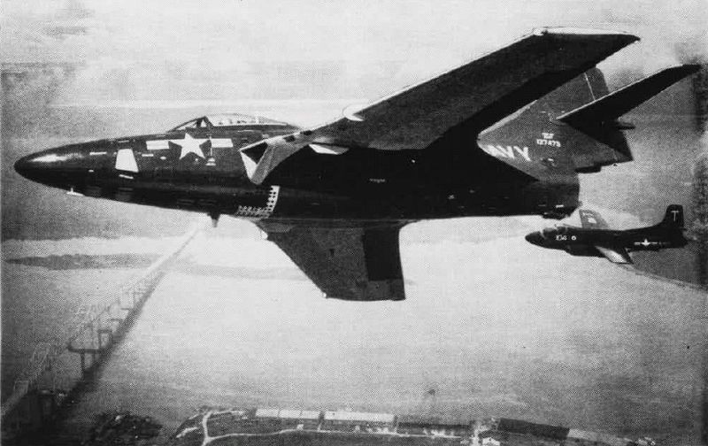 Grumman F-9 Cougar (F9F-6P) de l'US Navy en vol