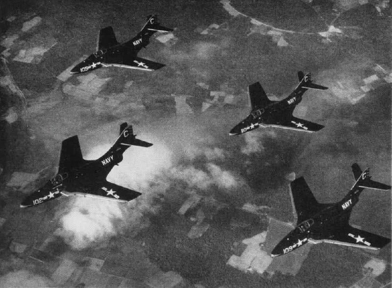 Grumman F-9 Cougar (F9F-7) de l'US Navy en formation