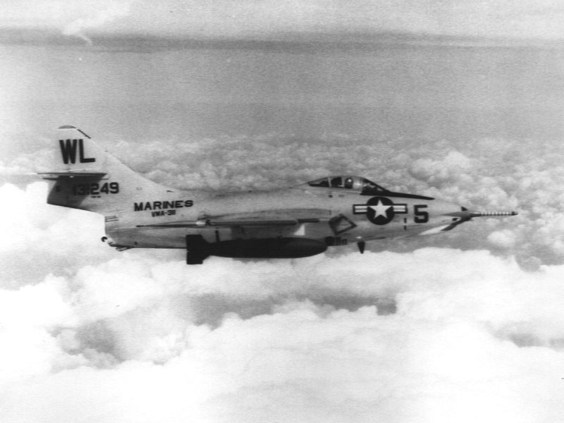 Grumman F-9 Cougar (F9F-8B) de l'USMC en vol
