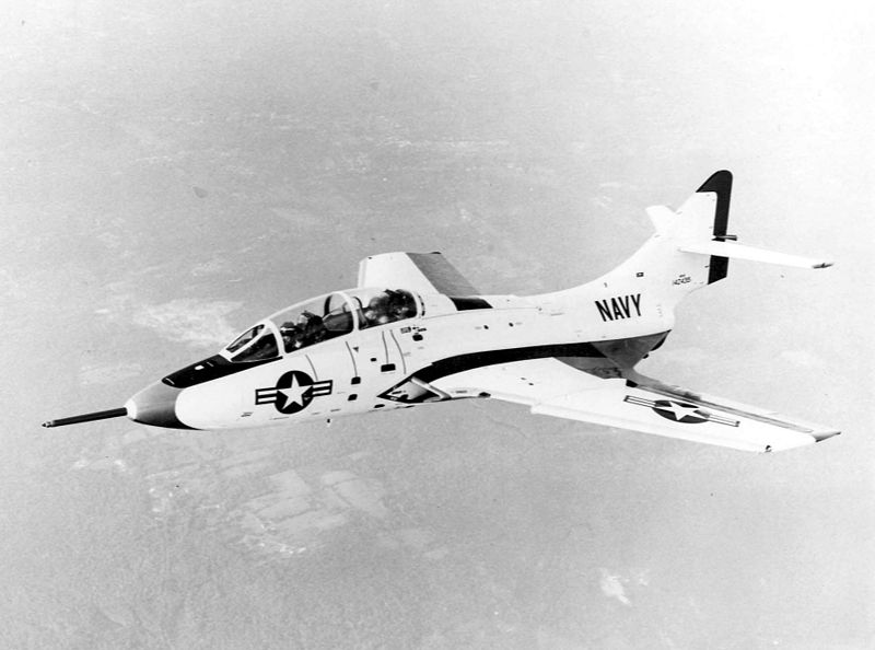 Grumman F-9 Cougar (F9F-8T) de l'US Navy en vol