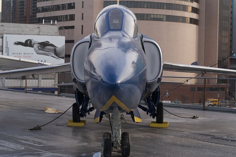 Grumman F-11 Tiger vu de front