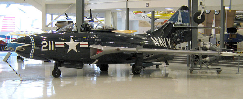 Grumman F-9 Cougar (F9F-6) de l'US Navy exposé à Pensacola