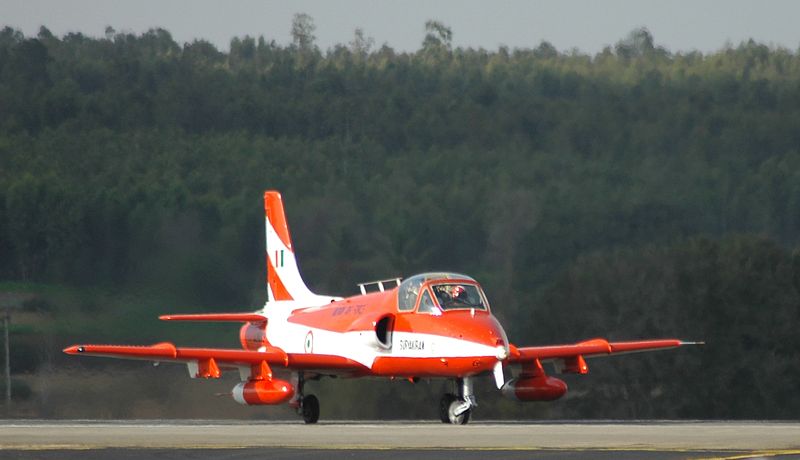 HAL HJT-16 Kiran II de la patrouille Surya Kiran au roulage