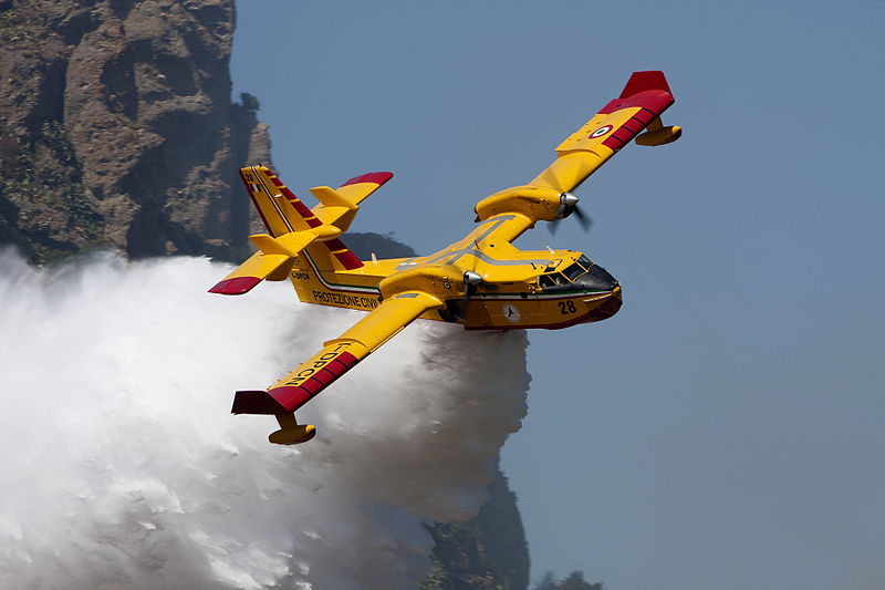 Canadair CL-415 civil larguant de l'eau