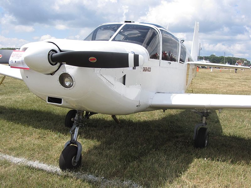 IAR 823 civil vu de l'avant