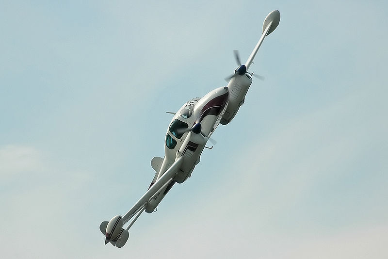 Let L-200D Morava civil faisant un passage