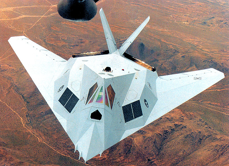 Lockheed F-117A Night Hawk gris en vol
