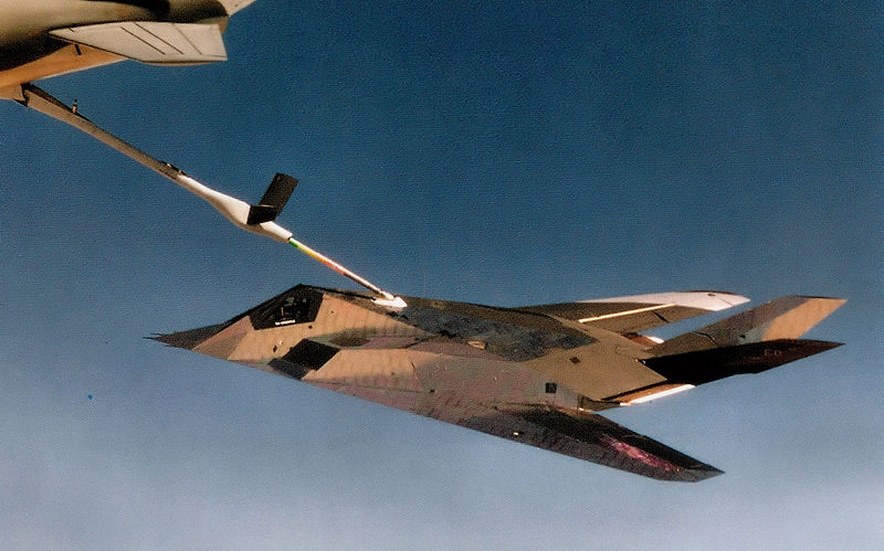 Lockheed F-117A Night Hawk en ravitaillement