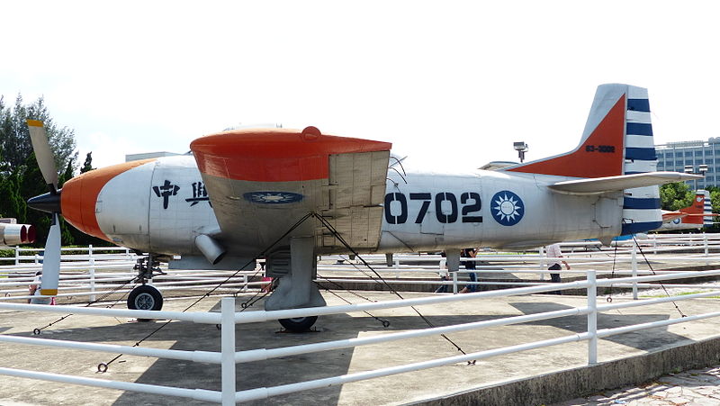 AIDC T-CH-1 Chung-Hsing gris taïwanais de profil