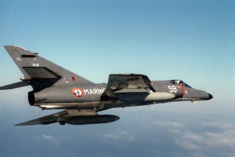 Dassault Super Etendard de la marine française bleu en vol
