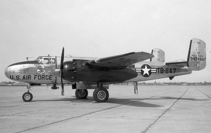 North American B-25 Mitchell (VB-25N) de l'USAF au sol