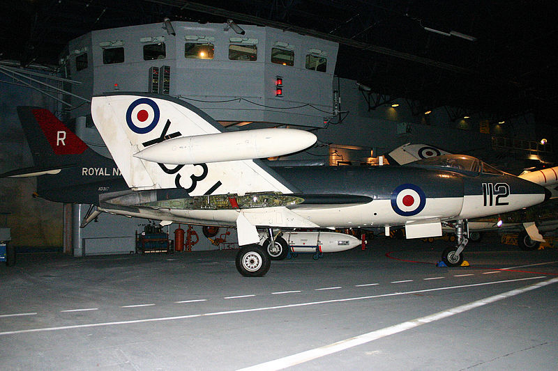 Supermarine Scimitar F.1 de la Royal Navy exposé vu de profil