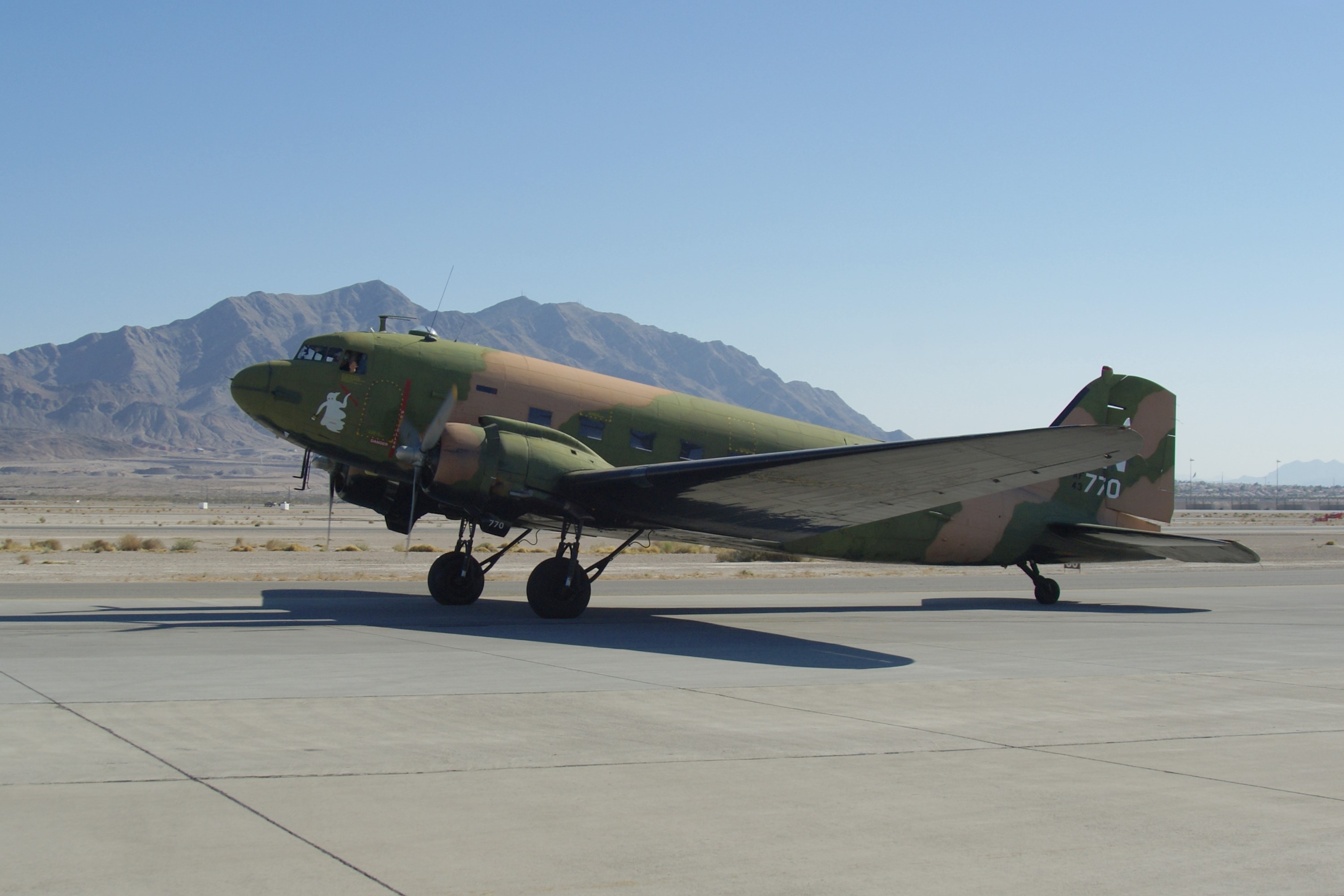 Douglas AC-47D Spooky de l'USAF au sol