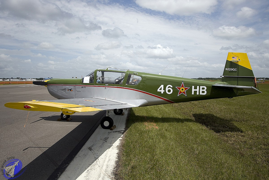 IAR 823 de collection exposé