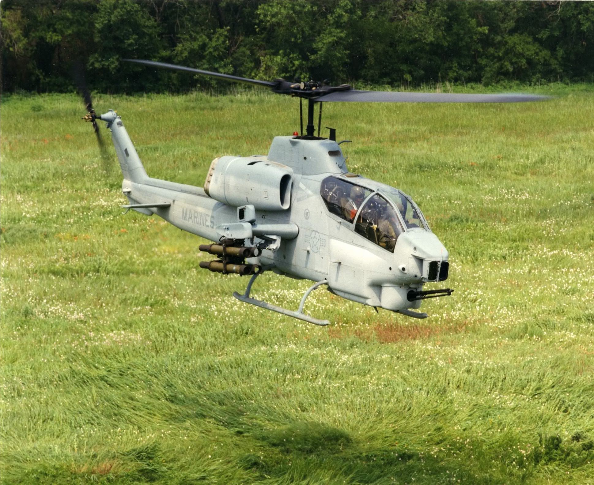 Bell AH-1W Super Cobra de l'USMC à l'atterrissage